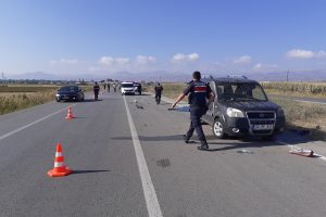 Direksiyon hakimiyetini kaybeden otomobil takla attı
