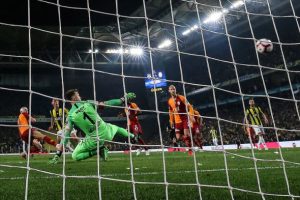 Galatasaray Fenerbah&ccedil;e derbisinde zorlanıyor