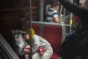 Metrob&uuml;ste kucağındaki &ccedil;i&ccedil;eğe sarılıp uyudu