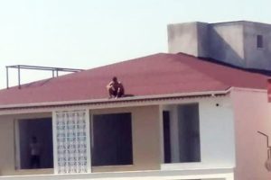 Polis baskından ka&ccedil;ıp, &ccedil;atıya &ccedil;ıktı