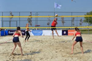 İzmir'de plaj voleybolu ş&ouml;leni başlıyor