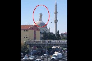 Depremin ardından caminin minaresi yıkıldı!