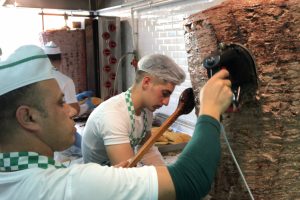 Şanlıurfa'da bedava d&ouml;ner kuyruğu