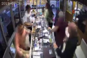 Kuyumcuda deprem paniği kamerada