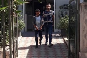 Dolandırdıkları yaşlıların ellerini &ouml;pm&uuml;şler