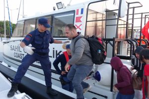Yunan insan taciri, T&uuml;rk Sahil G&uuml;venlik ekiplerinden ka&ccedil;amadı