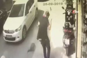 Depremde bir kişinin kafasına tuğla d&uuml;şt&uuml;