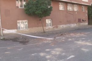 Binadan kopan par&ccedil;alar aracın &uuml;zerine d&uuml;şt&uuml;