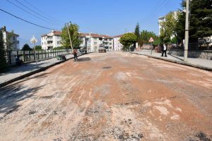 Bursa İneg&ouml;l'de sıcak asfalt &ccedil;alışmaları s&uuml;r&uuml;yor