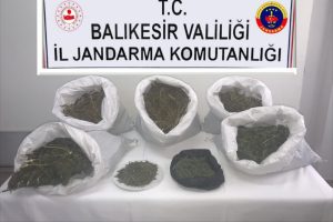 Kul&uuml;bede 10 kilo esrar bulundu