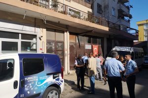 Kartal'da bir binada &ccedil;atlaklar oluştu