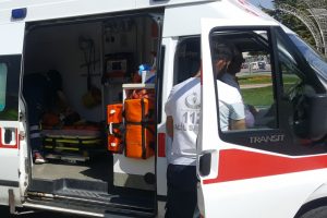 Yolun karşısına ge&ccedil;meye &ccedil;alışan &ccedil;ocuğa otomobil &ccedil;arptı