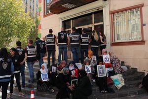 Diyarbakır annelerinin oturma eylemine bir anne daha katıldı