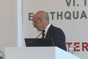 Deprem sempozyumunda depreme yakalandılar