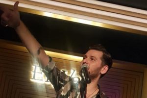 Yılmaz Taner İzmir'de sahneye &ccedil;ıktı