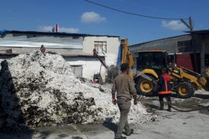 &Ccedil;ır&ccedil;ır fabrikasındaki yangında 20 ton pamuk k&uuml;l oldu