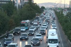 E-5'te deprem trafiği havadan g&ouml;r&uuml;nt&uuml;lendi