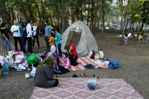 İstanbul'da y&uuml;zlerce vatandaş deprem sonrası parkları doldurdu