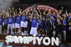 Şampiyon Anadolu Efes kupasını aldı