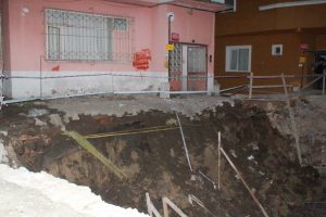 5 katlı bina &ccedil;&ouml;kme tehlikesi y&uuml;z&uuml;nden boşaltıldı