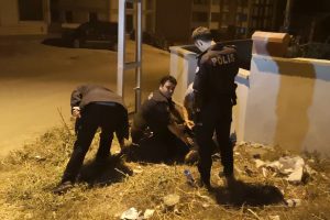 Bursa'da intihara kalkışan genci, polis ipten aldı