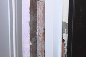 Esenyurt'ta bir binada &ccedil;atlaklar oluştu