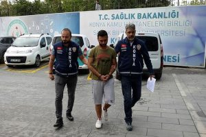 Sevgilisinin omuzlarından tutup savurdu, a&ccedil;ılan asans&ouml;r kapısından aşağı d&uuml;şt&uuml;