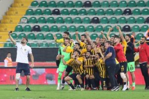 Akhisarspor kupada h&uuml;srana uğradı