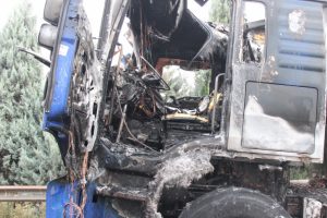 Balataları tutuşan tır kullanılamaz hale geldi