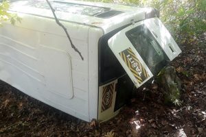 Kamyonet duvara &ccedil;arptı: 3 &ouml;l&uuml;, 1 yaralı