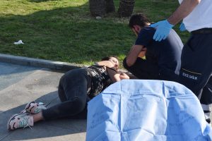 G&uuml;rc&uuml; kadın polise zor anlar yaşattı