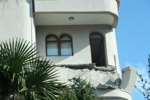 Art&ccedil;ı sarsıntılarda bir evin balkonu &ccedil;&ouml;kt&uuml;