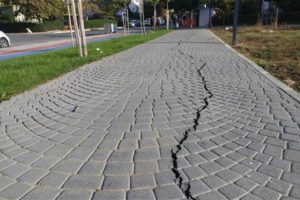 Korkutan g&ouml;r&uuml;nt&uuml;: Depremin ardından &ccedil;atlaklar b&uuml;y&uuml;d&uuml;!