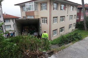 Freni boşalan kamyon eve daldı