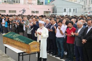 Kalp krizi ge&ccedil;irerek &ouml;len &ouml;ğretmen son yolculuğuna uğurlandı