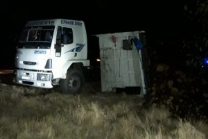 Odun y&uuml;kl&uuml; kamyon devrildi