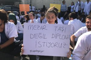 &Ouml;ğrencilerinden 'hasarlı bina' eylemi