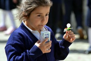 Okul &ccedil;ağındaki &ccedil;ocuklara d&uuml;zenli s&uuml;t t&uuml;ketimi &ouml;nerisi