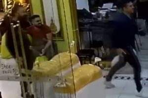 Depremden ka&ccedil;anları g&uuml;lerek izledi