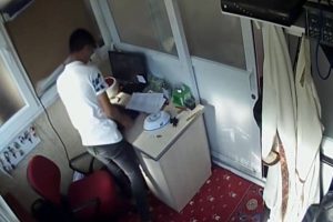 Camideki hırsızlık g&uuml;venlik kamerasına takıldı