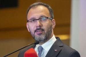 Bakan Kasapoğlu'ndan derbi haftası i&ccedil;in dostluk &ccedil;ağrısı