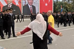 Bursa'da y&uuml;zlerce asker arasında g&ouml;zyaşlarıyla 'Ali'sini aradı