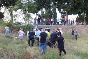 Ara&ccedil;ta sıkışan s&uuml;r&uuml;c&uuml; g&uuml;&ccedil;l&uuml;kle &ccedil;ıkarıldı