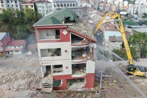 Riskli bina ekipler tarafından yıkıldı