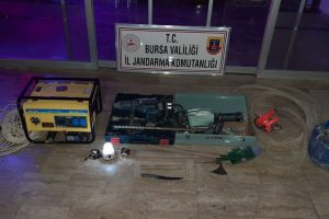 Bursa'da &ccedil;ukurdaki defineciler jandarmanın dikkatinden ka&ccedil;madı