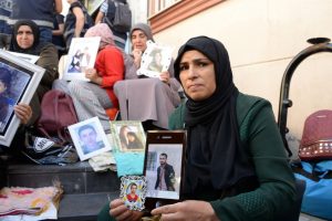 HDP &ouml;n&uuml;ndeki eylemde 25'inci g&uuml;n