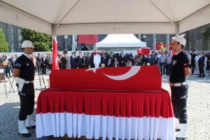 Şehit polisin kızından y&uuml;rekleri dağlayan veda