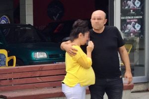 İki kardeşe &ccedil;arpan s&uuml;r&uuml;c&uuml; hamile eşini sakinleştirmeye &ccedil;alıştı