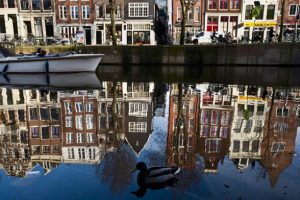 Hollanda'da restoran ve kafelerde sigara yasaklandı