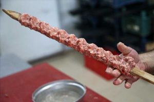Ahşap şiş Adana kebabına lezzet kattı